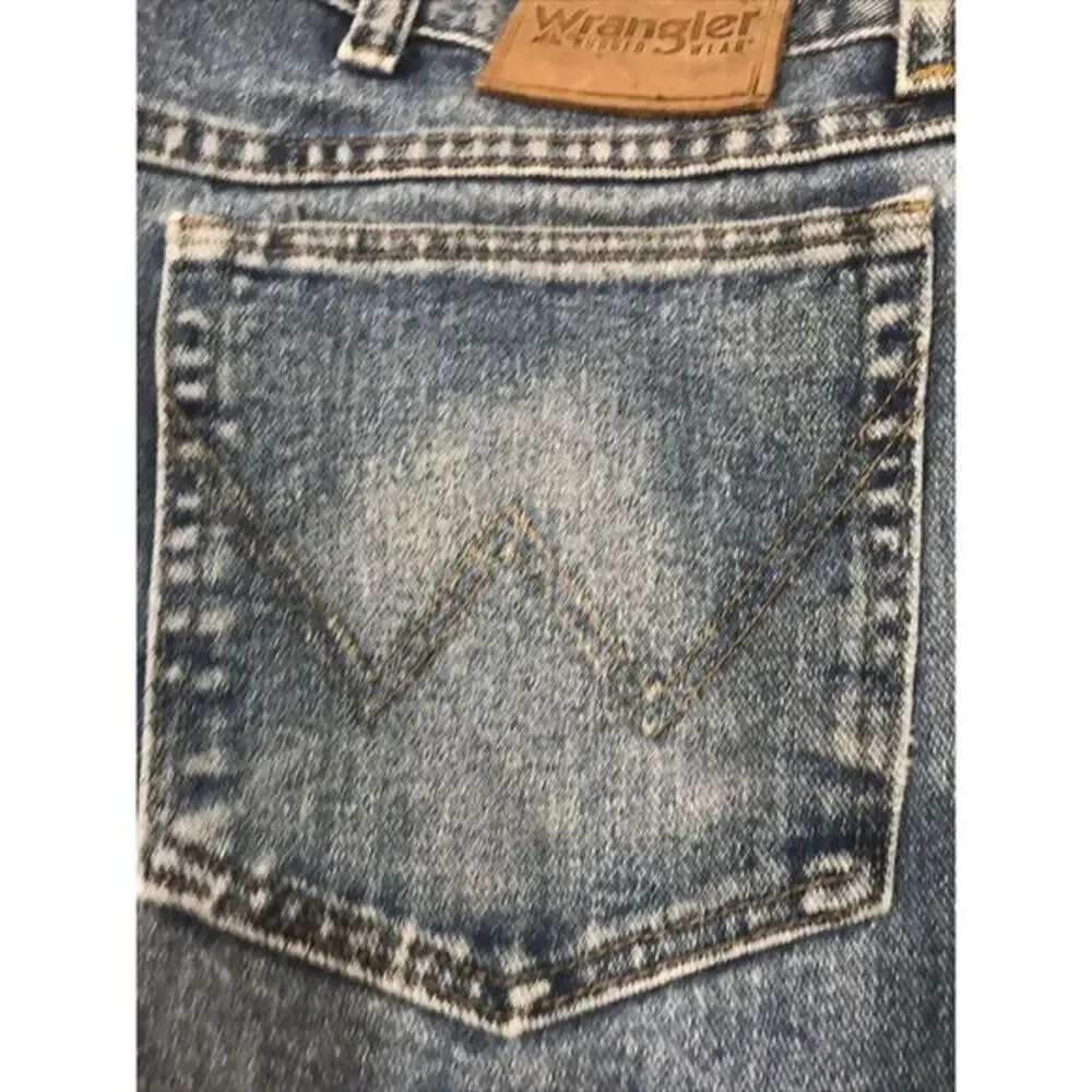 Wrangler Men's Jeans Size 42x31 Blue Denim Straight‎ Leg Light  Wash Rugged Wear - Picture 2 of 9